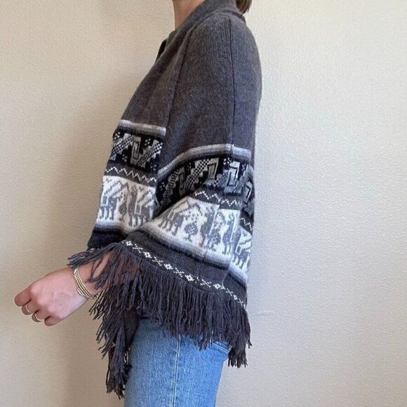 Womens Alpaca Blend Gray White Peruvian Geometric Shawl Cape Sweater Poncho Sz L - Picture 4 of 7